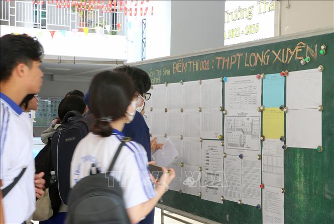 Thí sinh tại điểm thi Trường THPT Long Xuyên (thành phố Long Xuyên) kiểm tra tên, số báo danh và sơ đồ phòng thi tại bảng thông tin. Ảnh: Công Mạo-TTXVN