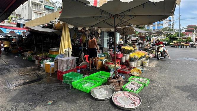 Bán hàng tự phát gần chợ Nguyễn Tri Phương (Quận 10, Thành phố Hồ Chí Minh) tràn ra vỉa hè, lòng đường, gây mất mỹ quan đô thị. Ảnh: Hương Giang - TTXVN