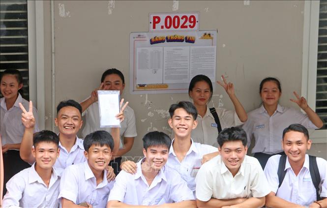Thí sinh tại điểm thi Trường THPT Long Xuyên (thành phố Long Xuyên) thể hiện quyết tâm chinh phục kỳ thì với kết quả tốt nhất. Ảnh: Công Mạo-TTXVN