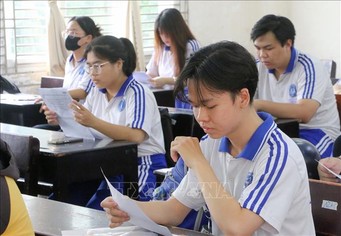 Thí sinh tại điểm thi Trường THPT Long Xuyên đối chiếu thông tin cá nhân, đính chính thông tin sai sót (nếu có). Ảnh: Công Mạo-TTXVN