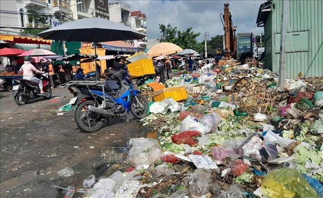 Rác thải từ chợ tự phát  ngay cạnh chợ đầu mối nông sản thực phẩm Hóc Môn (Thành phố Hồ Chí Minh). Ảnh: Hương Giang - TTXVN