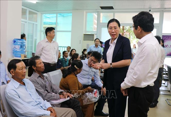 Ủy viên Trung ương Đảng, Bí thư Tỉnh ủy, Chủ tịch Hội đồng nhân dân tỉnh Quảng Ngãi Bùi Thị Quỳnh Vân trao đổi chính quyền địa phương và người dân về chính quyền địa phương hai cấp.Ảnh: Phạm Cường-TTXVN