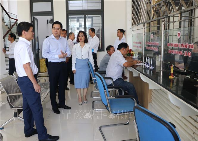 Phó Bí thư Tỉnh ủy, Chủ tịch Ủy ban nhân dân tỉnh Quảng Ngãi Nguyễn Hoàng Giang kiểm tra vận hành thử nghiệm chính quyền 2 cấp xã Vệ Giang. Ảnh: Phạm Cường-TTXVN