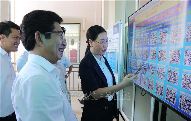 Ủy viên Trung ương Đảng, Bí thư Tỉnh ủy, Chủ tịch Hội đồng nhân dân tỉnh Quảng Ngãi Bùi Thị Quỳnh Vân kiểm tra khu vực quyết mã QR phục vụ nhân dân tại xã Bình Sơn.Ảnh: Phạm Cường-TTXVN