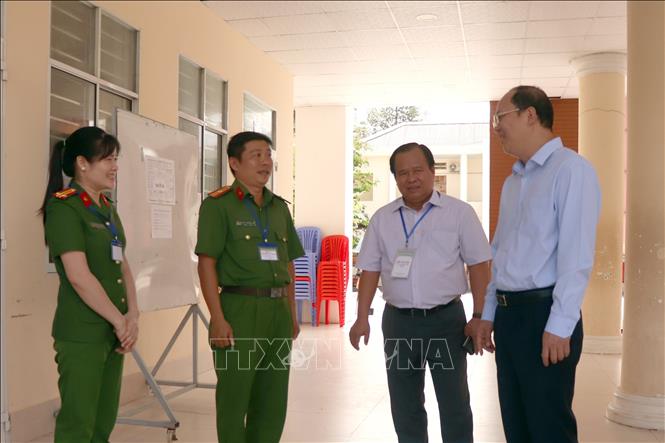 Bí thư Tỉnh ủy Cà Mau Nguyễn Hồ Hải (bên phải) động viên, nhắc nhở lực lượng Công an tăng cường công tác bảo vệ an toàn tuyệt đối cho Kỳ thi. Ảnh: Kim Há – TTXVN 