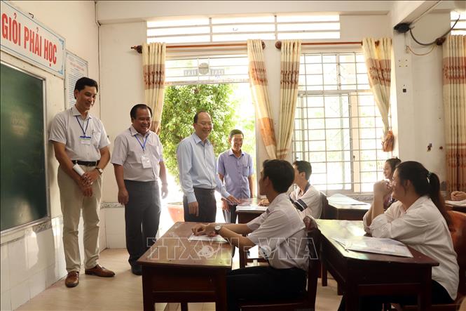 Bí thư Tỉnh ủy Cà Mau Nguyễn Hồ Hải và Phó Chủ tịch UBND tỉnh Cà Mau Nguyễn Minh Luân động viên các thí sinh bình tĩnh, tự tin làm bài thi để đạt kết quả cao nhất. Ảnh: Kim Há – TTXVN 
