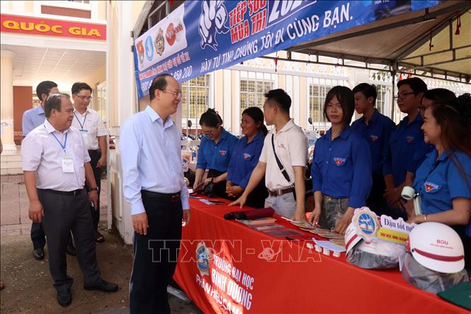 Lãnh đạo tỉnh Cà Mau động viên đội tình nguyện tiếp sức thí sinh trong Kỳ thi. Ảnh: Kim Há – TTXVN 