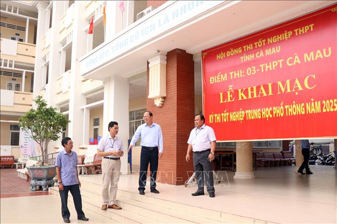 Lãnh đạo tỉnh Cà Mau kiểm tra công tác chuẩn bị tổ chức Kỳ thi tốt nghiệp THPT năm 2025 tại điểm thi số 3 - THPT Cà Mau. Ảnh: Kim Há – TTXVN