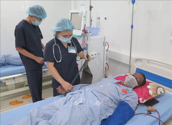 Bệnh nhân chạy thận tại Bệnh viện Đa khoa khu vực Ngọc Hồi (Kon Tum). Ảnh: Dư Toán – TTXVN