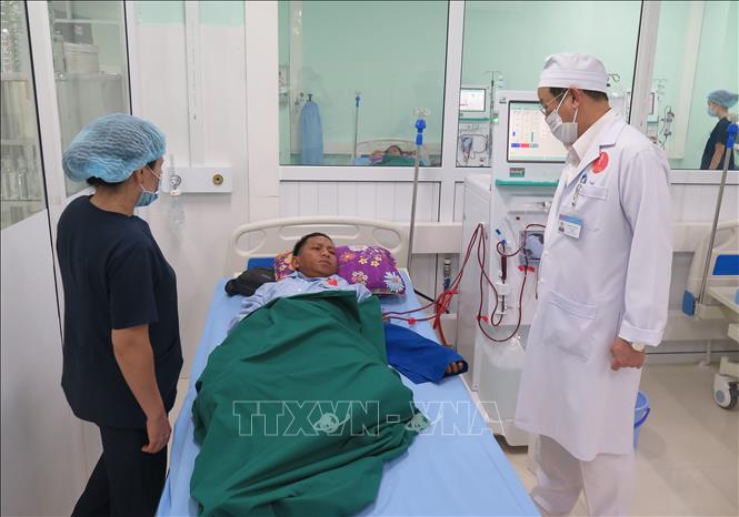 Bệnh nhân chạy thận tại Bệnh viện Đa khoa khu vực Ngọc Hồi (Kon Tum). Ảnh: Dư Toán – TTXVN
