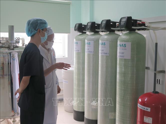 Hệ thống máy lọc để chạy thận nhân tạo mới đưa vào sử dụng tại Bệnh viện Đa khoa khu vực Ngọc Hồi (Kon Tum). Ảnh: Dư Toán – TTXVN
