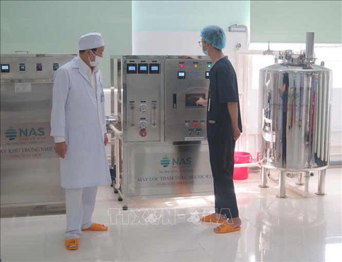Hệ thống máy thẩm thấu ngược R.O để chạy thận nhân tạo mới đưa vào sử dụng tại Bệnh viện Đa khoa khu vực Ngọc Hồi (Kon Tum). Ảnh: Dư Toán – TTXVN