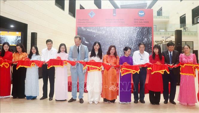 Các đại biểu cắt băng khai mạc triển lãm. Ảnh: Thu Hiền - TTXVN
