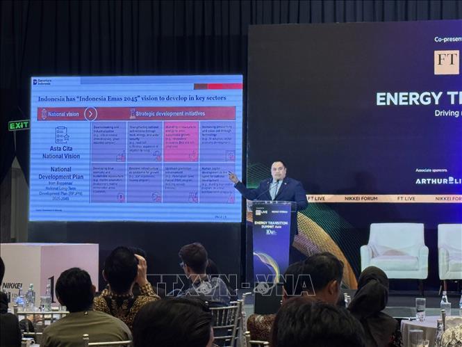 Diễn giả Pandu Sjahrir CEO Danantara (Indonesia) trình bày những mục tiêu năng lượng trong tầm nhìn “Indonesia vàng 2045”. Ảnh: Đỗ Quyên – PV TTXVN tại Indonesia