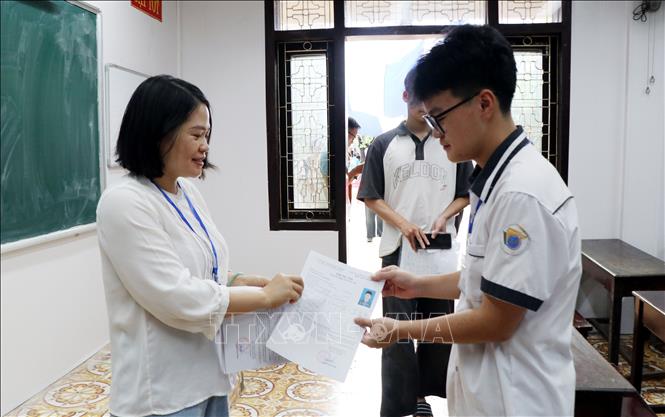 Rà soát lại hồ sơ dự thi. Ảnh: Nguyễn Lành - TTXVN 