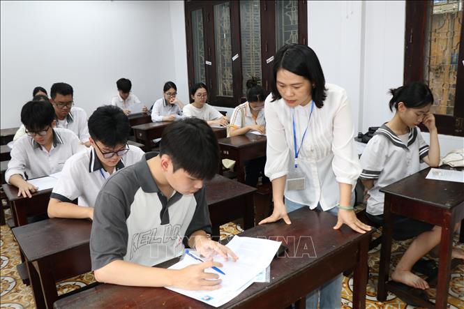 Hướng dẫn thí sinh rà soát, xác nhận các thông tin dự thi. Ảnh: Nguyễn Lành - TTXVN 