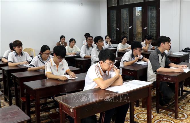 Thí sinh kiểm tra lại thông tin trong hồ sơ dự thi. Ảnh: Nguyễn Lành - TTXVN 