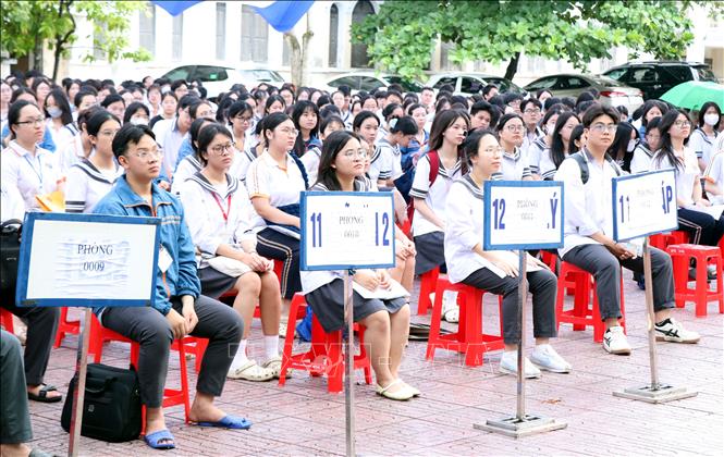 Các thí sinh tại điểm thi Trường THPT Chuyên Lê Hồng Phong (thành phố Nam Định) nghe phổ biến quy chế thi. Ảnh: Nguyễn Lành - TTXVN 