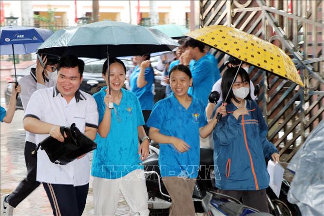 Lực lượng thanh niên tình nguyện hỗ trợ thí sinh tại điểm thi Trường THPT Chuyên Lê Hồng Phong (thành phố Nam Định). Ảnh: Nguyễn Lành - TTXVN 