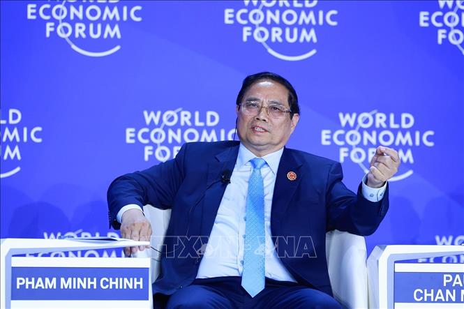 Thủ tướng Phạm Minh Chính thảo luận cùng diễn giả và khách mời tại Phiên thảo luận “Thế kỷ của châu Á có đang gặp thách thức?”. Ảnh: Dương Giang-TTXVN 
