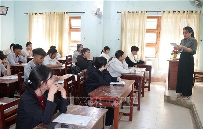 Thí sinh làm thủ tục dự thi tại điểm trường THPT Phạm Phú Thứ (Hòa Vang). Ảnh: Văn Dũng-TTXVN