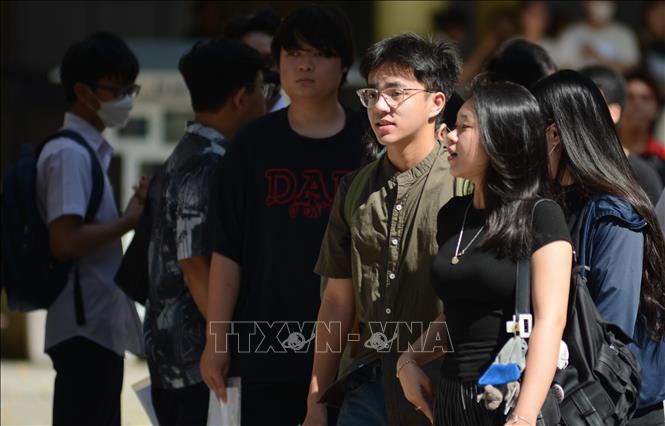 Thí sinh làm thủ tục dự thi tại điểm thi trường THPT Trần Phú. Ảnh: Văn Dũng-TTXVN