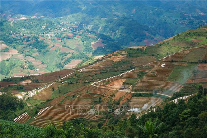 Khung cảnh lung linh, hùng vĩ trên những thửa ruộng bậc thang mùa nước đổ, thu hút đông đảo khách du lịch đến chiêm ngưỡng. Ảnh: Tuấn Anh-TTXVN