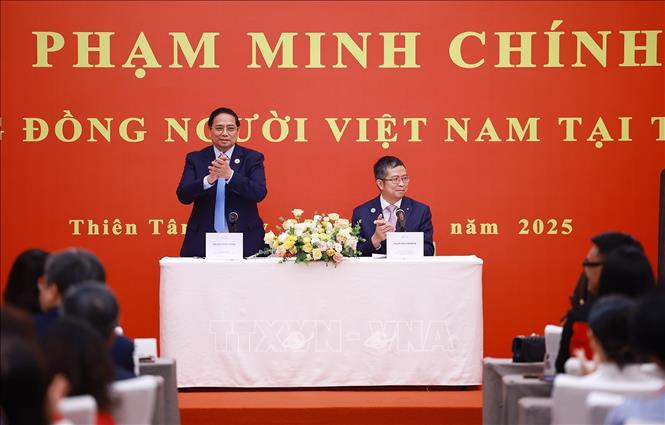 Thủ tướng Phạm Minh Chính gặp gỡ cộng đồng, lưu học sinh Việt Nam tại khu vực Bắc Kinh, Thiên Tân, Hà Bắc. Ảnh: Dương Giang-TTXVN  
