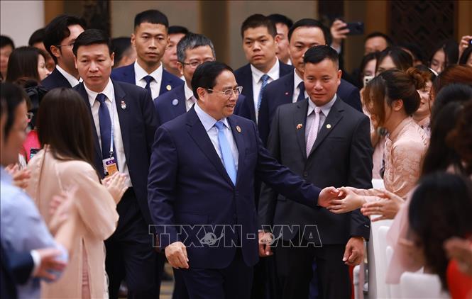 Thủ tướng Phạm Minh Chính gặp cộng đồng, lưu học sinh Việt Nam tại khu vực Bắc Kinh, Thiên Tân, Hà Bắc. Ảnh: Dương Giang-TTXVN  
