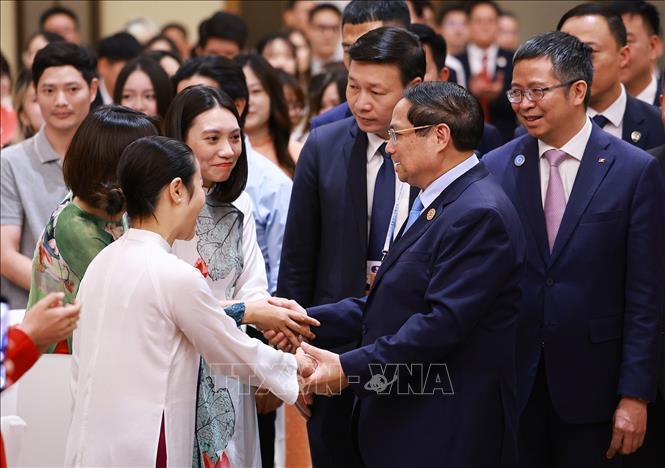 Thủ tướng Phạm Minh Chính gặp cộng đồng, lưu học sinh Việt Nam tại khu vực Bắc Kinh, Thiên Tân, Hà Bắc. Ảnh: Dương Giang-TTXVN  
