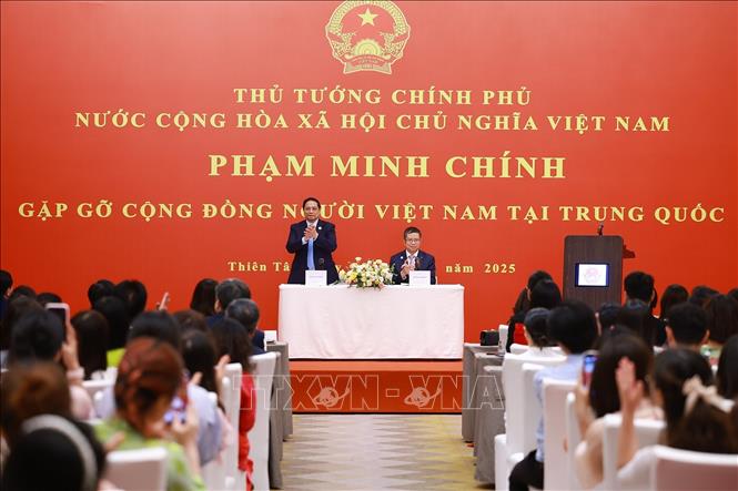Thủ tướng Phạm Minh Chính gặp gỡ cộng đồng, lưu học sinh Việt Nam tại khu vực Bắc Kinh, Thiên Tân, Hà Bắc. Ảnh: Dương Giang-TTXVN  
