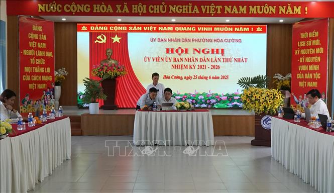 Lãnh đạo phường Hòa Cường (mới) thử nghiệm vận hành hệ thống mới, ký duyệt hồ sơ từ xa qua thiết bị di động. Ảnh: Quốc Dũng - TTXVN
