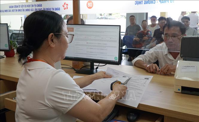 Vận hành thử nghiệm xử lý hồ sơ, thủ tục cho người dân tại Trung tâm phục vụ hành chính công phường Hòa Cường (mới). Ảnh: Quốc Dũng - TTXVN