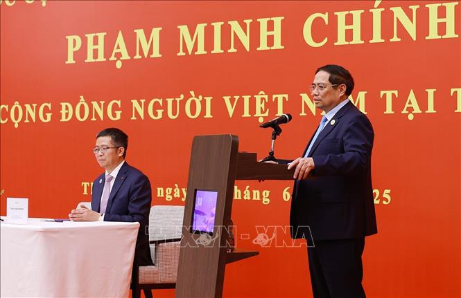 Thủ tướng Phạm Minh Chính phát biểu tại buổi gặp gỡ cộng đồng, lưu học sinh Việt Nam tại khu vực Bắc Kinh, Thiên Tân, Hà Bắc. Ảnh: Dương Giang-TTXVN
