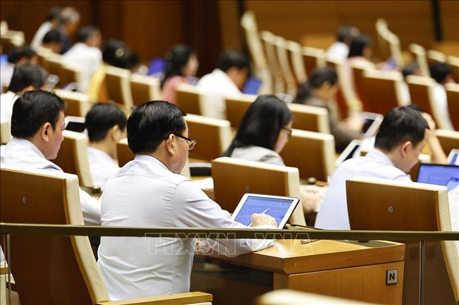 Đại biểu Quốc hội được cấp máy mới phục vụ cho hoạt động chuyển đổi số của Quốc hội. Ảnh: Doãn Tấn - TTXVN