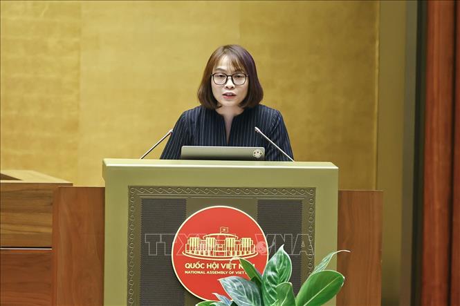 Giám đốc điều hành GenAI Fund Laura Nguyễn thuyết trình tại hội nghị. Ảnh: Doãn Tấn - TTXVN