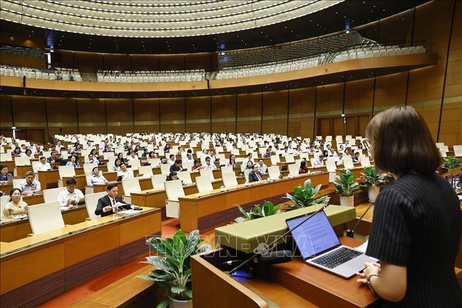 Giám đốc điều hành GenAI Fund Laura Nguyễn thuyết trình tại hội nghị. Ảnh: Doãn Tấn - TTXVN
