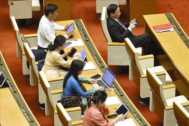 Đại biểu Quốc hội được cấp máy mới phục vụ cho hoạt động chuyển đổi số của Quốc hội. Ảnh: Doãn Tấn - TTXVN