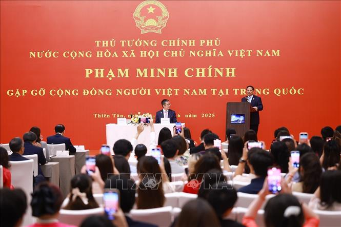 Thủ tướng Phạm Minh Chính phát biểu tại buổi gặp gỡ cộng đồng, lưu học sinh Việt Nam tại khu vực Bắc Kinh, Thiên Tân, Hà Bắc. Ảnh: Dương Giang-TTXVN