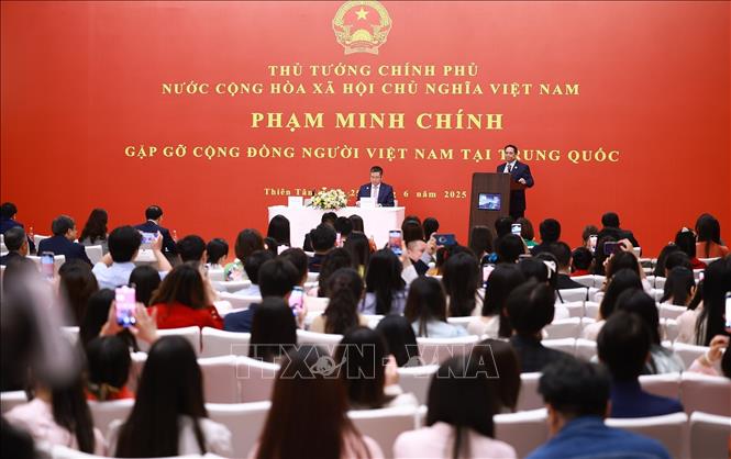 Thủ tướng Phạm Minh Chính phát biểu tại buổi gặp gỡ cộng đồng, lưu học sinh Việt Nam tại khu vực Bắc Kinh, Thiên Tân, Hà Bắc. Ảnh: Dương Giang-TTXVN