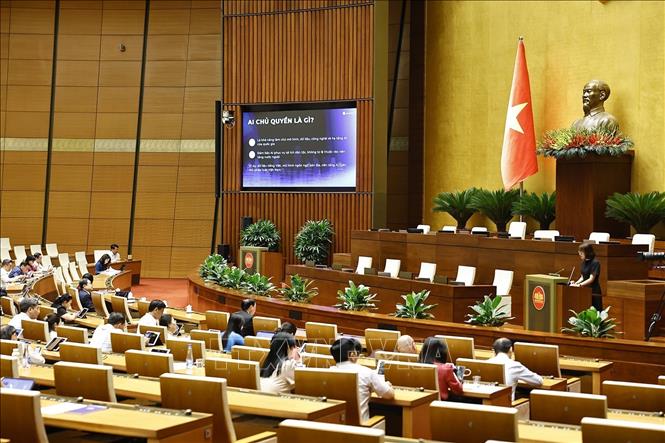 Giám đốc điều hành GenAI Fund Laura Nguyễn thuyết trình tại hội nghị. Ảnh: Doãn Tấn - TTXVN