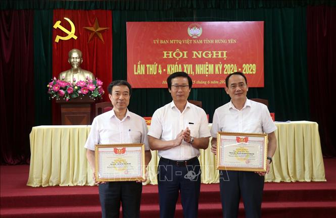 Ông Nguyễn Bật Khánh, Chủ tịch Ủy ban MTTQ Việt Nam tỉnh Hưng Yên trao khen cho các cá nhân có thành tích xuất sắc trong công tác mặt trận. Ảnh: Đinh Văn Nhiều-TTXVN