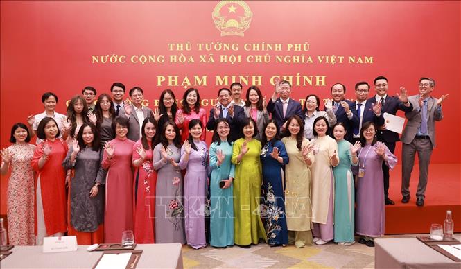 Thủ tướng Phạm Minh Chính với cán bộ, nhân viên Đại sứ quán Việt Nam tại Trung Quốc. Ảnh: Dương Giang-TTXVN
