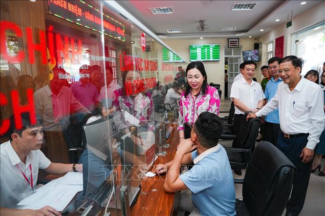 Lãnh đạo tỉnh Hà Nam kiểm tra công tác vận hành tại Trung tâm Phục vụ hành chính công phường Phủ Lý. Ảnh: Thanh Tuấn - TTXVN 