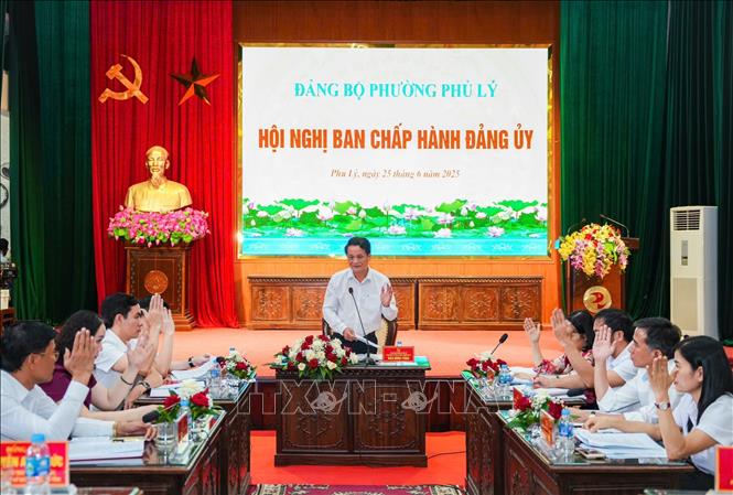 Vận hành thử nghiệm Hội nghị Ban Chấp hành Đảng bộ phường Phủ Lý. Ảnh: Thanh Tuấn - TTXVN 