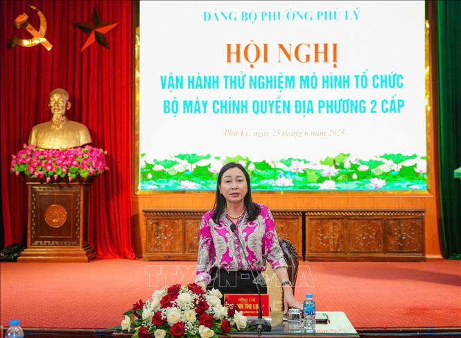 Phó Bí thư Thường trực Tỉnh ủy Hà Nam Đinh Thị Lụa phát biểu. Ảnh: Thanh Tuấn - TTXVN 
