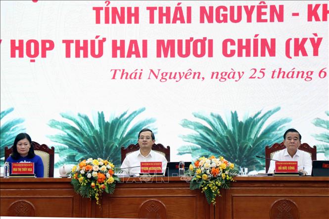 Lãnh đạo Hội đồng nhân dân tỉnh Thái Nguyên khóa XIV chủ trì kỳ họp. Ảnh: Thu Hằng - TTXVN 