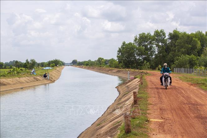 Đầu tư, nâng cấp, kiên cố hóa hệ thống thủy lợi để phục vụ cơ cấu lại ngành nông nghiệp, đảm bảo cấp nước tưới ổn định cho người dân. Ảnh: Giang Phương - TTXVN