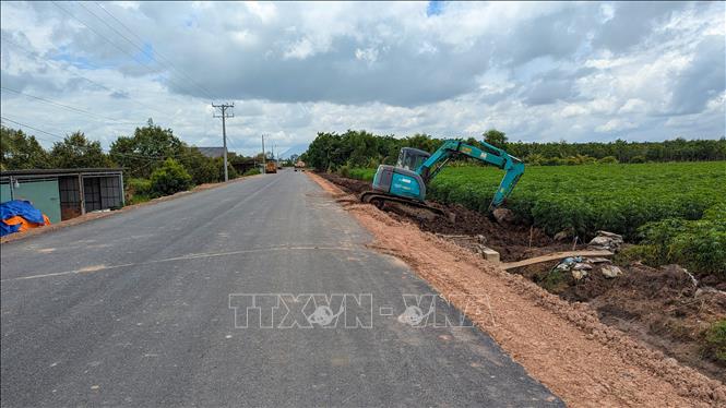 Tuyến đường Long Chữ (Tây Ninh) được nâng cấp, mở rộng, tạo thuận lợi cho việc đi lại, vận chuyển hàng hóa, nông sản và góp phần cải thiện đời sống người dân địa phương. Ảnh: Giang Phương - TTXVN