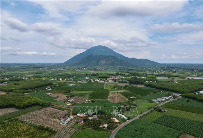 Diện mạo nông thôn Tây Ninh ngày càng khởi sắc, từng bước thay da đổi thịt nhờ Chương trình mục tiêu quốc gia xây dựng nông thôn mới. Ảnh: Giang Phương - TTXVN